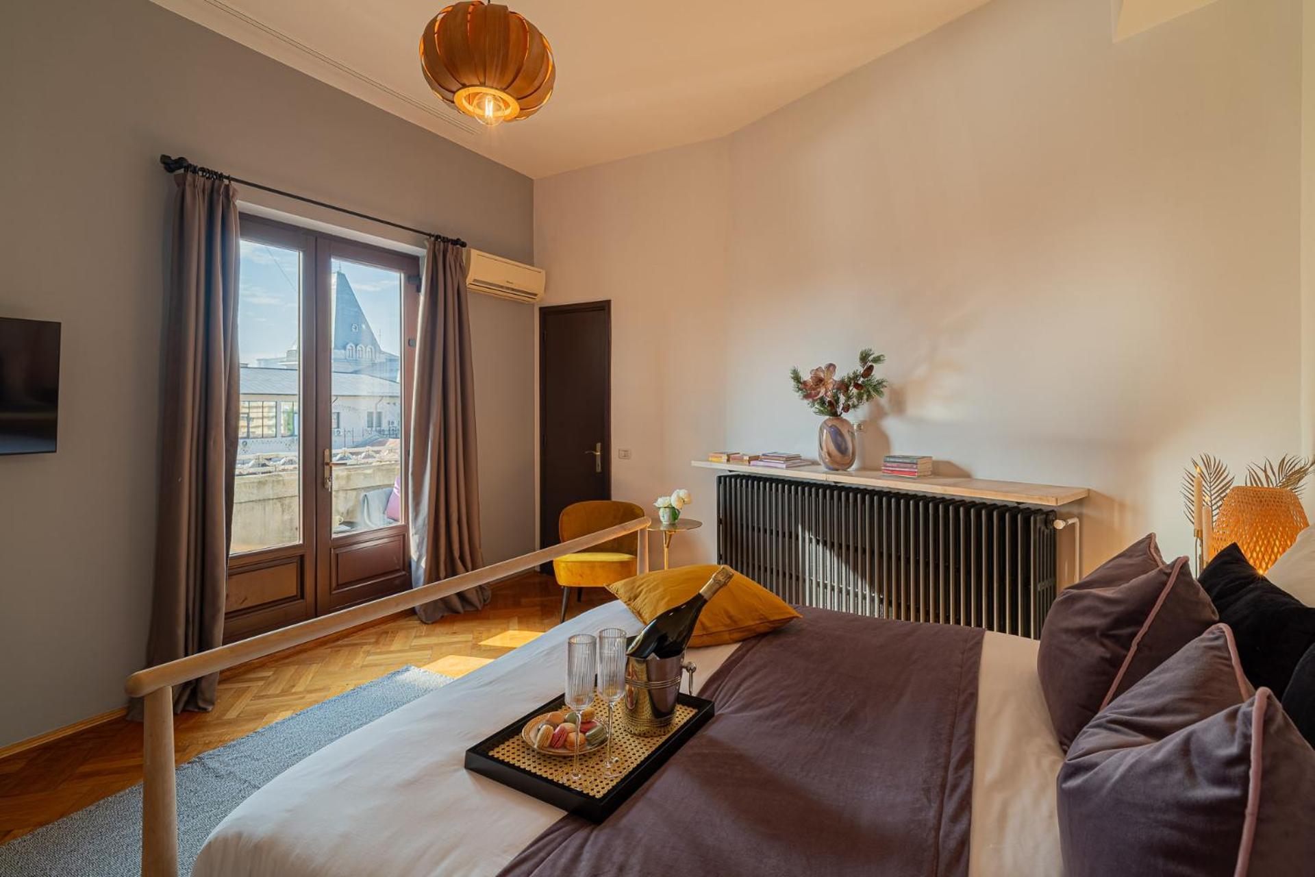 Spacious 3br Atrium Penthouse, Balcony, Cismigiu Bucarest